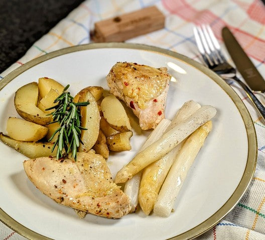 ZITRONENHÜHNCHEN MIT NEUEN KARTOFFELN UND SPARGEL.