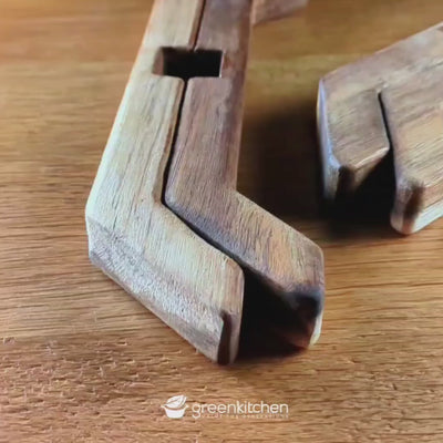 Magnetischer Topfuntersetzer HotDock. 2 Teile werden ineinandergesteckt und ergeben einen Untersetzer mit 4 Füßen. Die Magnete sorgen dafür, dass der Untersetzer am Topf haften bleibt.